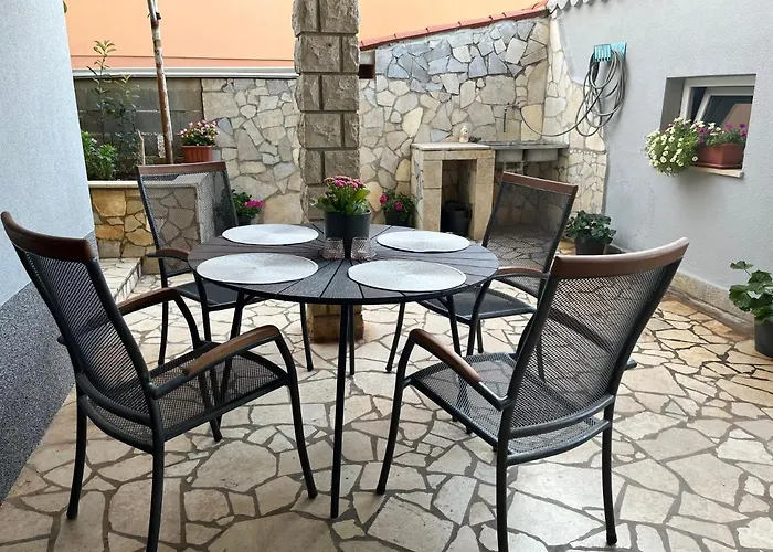 Apartment A & N With Free Private Parking